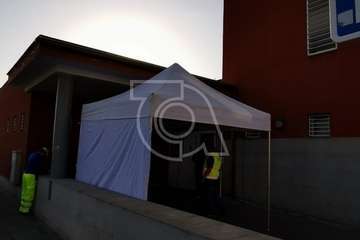 El Centro de Salud de Los Llanos estrena carpa para separar pacientes en urgencias (Foto TA)